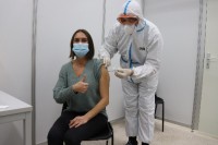 Frau wird im Zentralen Impfzentrum geimpft.