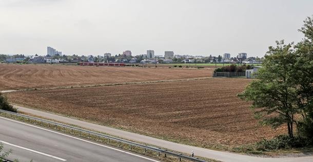 Hier will die Stadt das neue Ankunfts-Zentrum bauen. (Foto: Stadt Heidelberg) Man sieht ein großes Feld mit Erde. Hier will die Stadt das neue Ankunfts-Zentrum bauen.