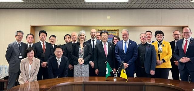 Delegationen aus Heidelberg und Kumamoto stehen an einem Tisch 