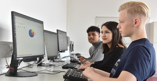 Computerarbeit gehört zum Schulalltag (Foto: Dorn) Drei Schüler vor Computern