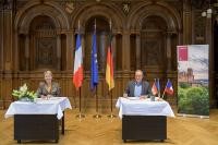 Oberbürgermeister Prof. Dr. Eckart Würzner und Staatssekretärin Friedline Gurr-Hirsch bei der Unterzeichnung der Absichtserklärung.