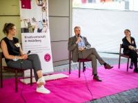 „Oberbürgermeister Prof. Dr. Eckart Würzner im Austausch mit Julia Piechotta (l., Spoontainable) und Stella Dreis (Illustratorin und Künstlerin).“ (Foto: Dittmer) „Oberbürgermeister Prof. Dr. Eckart Würzner im Austausch mit Julia Piechotta (l., Spoontainable) und Stella Dreis (Illustratorin und Künstlerin).“