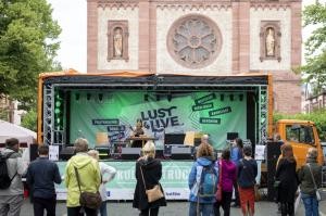 Der mobile Truck brachte Live-Kultur in verschiedene Heidelberger Stadtteile – so auch am Dienstagabend, 13. Juli, in der Weststadt mit dem Klassikkonzert von Zymbal-Spielerin Valiantsina Batura und Mezzosopranistin Darya Lenz. 