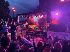 Auf der Bühne im Tiergartenbad trat Toni-L mit Funkanimal & Friends am Samstagabend, 10. Juli, auf. (Foto: Stadt Heidelberg) Auf der Bühne im Tiergartenbad trat Toni-L mit Funkanimal & Friends am Samstagabend, 10. Juli, auf.