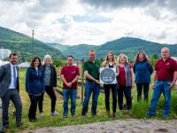 Präsentation des Logos „genial regional“: Dabei waren unter anderem Klimabürgermeister Raoul Schmidt-Lamontain (1. v. l.), Sabine Lachenicht, Leiterin des städtischen Amtes für Umweltschutz, Gewerbeaufsicht und Energie (2. V. r.), und Vera Cornelius, die neue Geschäftsführerin der GeReMO Heidelberg Rhein-Neckar GmbH (4. v. r.). (Foto: Dittmer) Bürgermeister Raoul Schmidt-Lamontain und Vertreterinnen und Vertreter des Zusammenschlusses "genial regional" stehen in einer Reihe auf einem Feld und präsentieren das Logo von "genial regional".