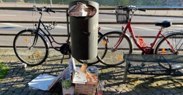 Viele Mülleimer sind zu voll. (Foto: Stadt Heidelberg) Man sieht einen vollen Mülleimer.