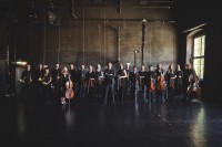 Die Musikerinnen und Musiker der Heidelberger Sinfoniker mit ihren Instrumenten.