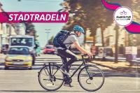 Bild von einem Mann, der auf einem Fahrrad eine Straße überquert. (Bild: Initiative Radkultur des Ministeriums für Verkehr BW, Heiko Simayer)