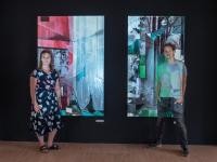 Valentina Jaffé und René BUJA vor einem ihrer gemeinsamen, in künstlerischer Kooperation entstandenen Kunstwerke.