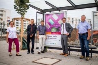 Von links: Mechthild Stein von der Abfallwirtschaft und Stadtreinigung Heidelberg, Andreas Detzel vom ifeu Institut, Dr. Frieder Rubik vom Institut für ökologische Wirtschaftsforschung (IÖW), Raoul Schmidt-Lamontain, Bürgermeister für Klimaschutz, Umwelt und Mobilität, sowie Rolf Friedel, Leiter der Abfallwirtschaft und Stadtreinigung Heidelberg, stellten in der Bahnstadt die Großplakate vor, die künftig an Bus- und Bahnhaltestellen für Verpackungsalternativen werben. (Foto: Dittmer) Von links: Mechthild Stein von der Abfallwirtschaft und Stadtreinigung Heidelberg, Andreas Detzel vom ifeu Institut, Dr. Frieder Rubik vom Institut für ökologische Wirtschaftsforschung (IÖW), Raoul Schmidt-Lamontain, Bürgermeister für Klimaschutz, Umwelt und Mobilität, sowie Rolf Friedel, Leiter der Abfallwirtschaft und Stadtreinigung Heidelberg, stellten in der Bahnstadt die Großplakate vor, die künftig an Bus- und Bahnhaltestellen für Verpackungsalternativen werben.