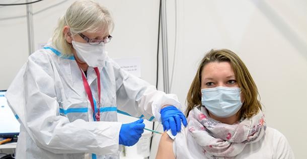 Eine Frau wird gegen Corona geimpft. (Foto: Rothe) Eine Frau wird gegen Corona geimpft.
