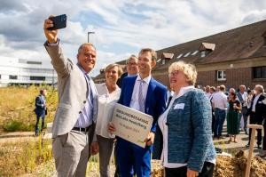 Prof. Dr. Eckart Würzner nimmt mit seinem Handy ein Selfie von sich und Dr. Julia Schaft, Andreas Kempff, Dr. Johannes Frühauf und Theresia Bauer auf.