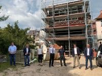 Erster Bürgermeister Jürgen Odszuck (2. v. r.) besucht mit Vertreterinnen und Vertretern der Stadtverwaltung sowie Feuerwehr Heidelberg den Rohbau des Feuerwehrgerätehauses Ziegelhausen, dessen Außenfassade derzeit gestaltet wird. (Foto: Stadt Heidelberg) Erster Bürgermeister Jürgen Odszuck (2. v. r.) besucht mit Vertreterinnen und Vertretern der Stadtverwaltung sowie Feuerwehr Heidelberg den Rohbau des Feuerwehrgerätehauses Ziegelhausen