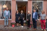 Gespräch über die Vermittlung zwischen Vermietern und Einzelhändlern durch die städtische Wirtschaftsförderung (von links): Oberbürgermeister Prof. Dr. Eckart Würzner, Sabine Barkhof und Sabine Pfützner vom Geschäft „sabinesabine“, Iris Schiller und Marc Massoth von der Wirtschaftsförderung und Vermieter Andreas Freundt. (Foto: Dittmer) (von links): Oberbürgermeister Prof. Dr. Eckart Würzner, Sabine Barkhof und Sabine Pfützner vom Geschäft „sabinesabine“, Iris Schiller und Marc Massoth von der Wirtschaftsförderung und Vermieter Andreas Freundt.