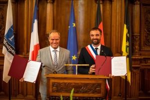 Heidelbergs Oberbürgermeister Prof. Dr. Eckart Würzner (links) und Montpelliers Oberbürgermeister Michaël Delafosse beim Festabend im Großen Rathaussaal mit der Kooperationsvereinbarung. 