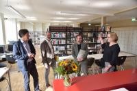 Im Dachgeschoss des neuen Ganztagstrakts des Bunsen-Gymnasiums ist durch den Abbruch der Innenwände ein großer Bibliotheks- und Lesebereich entstanden (v.l.): Erster Bürgermeister Jürgen Odszuck, Schulleiter Volker Nürk, Architekt Michael Jöllenbeck (Jöllenbeck und Wolf Architekten) und stellvertretende Schulleiterin Sophia Gierok. (Foto: Dorn) Erster Bürgermeister Jürgen Odszuck, Schulleiter Volker Nürk, Architekt Michael Jöllenbeck (Jöllenbeck und Wolf Architekten) und stellvertretende Schulleiterin Sophia Gierok.