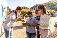 Die Stadtbücherei bot beim Kindertag eine Tablet-Rallye durch den Bücherbus an. (Foto: Dittmer) Kinder lesen auf einem Tablet.