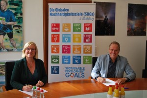 Bei der Unterzeichnung der BNE-Zielvereinbarung im Heidelberger Rathaus: Dr. Lea Schütze, Projektleiterin des BNE-Kompetenzzentrums Süd, und Oberbürgermeister Prof. Dr. Eckart Würzner. (Foto: Stadt Heidelberg) Bei der Unterzeichnung der BNE-Zielvereinbarung im Heidelberger Rathaus: Dr. Lea Schütze, Projektleiterin des BNE-Kompetenzzentrums Süd, und Oberbürgermeister Prof. Dr. Eckart Würzner.