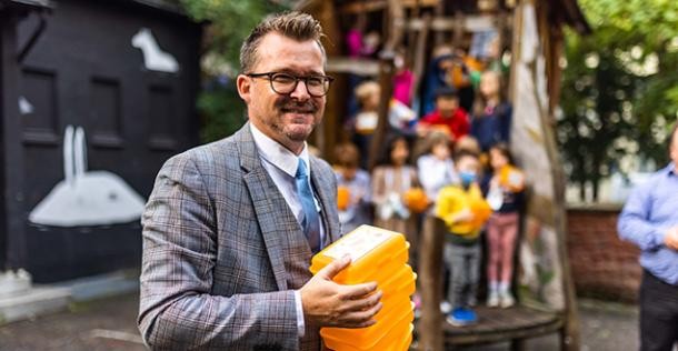 Bürgermeister Raoul Schmidt-Lamontain hat Schul-kindern Frühstücks-dosen geschenkt. (Foto: Dittmer) Bürgermeister Raoul Schmidt-Lamontain hat Schul-kindern Frühstücks-dosen geschenkt.