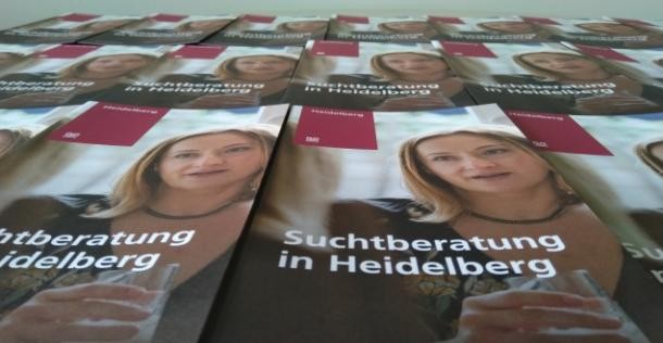 Ansicht der Flyer zur Suchtberatung in Heidelberg
