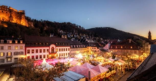 Zu sehen ist der Heidelberger Weihnachtsmarkt aus der Luft bei Nacht.