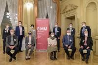 Programmrunde 2022 (hinten v.r.n.l.): Oberbürgermeister Prof. Dr. Eckart Würzner, Bürgermeister Raoul Schmidt-Lamontain, Stephan Hörl, Kaufmännischer Leiter Rehaklinik Heidelberg-Königstuhl, Kassiani Herzog, Wirtschaftsverkehrsbeauftragte beim Amt für Verkehrsmanagement, Marc Massoth, Leiter des Amts für Wirtschaftsförderung und Wissenschaft, Bärbel Sauer, Leiterin des Amts für Verkehrsmanagement; (vorne v.l.n.r.): Joachim Halbig, Kaufmännische Geschäftsleitung MVZ Labor Dr. Limbach & Kollegen, Carolin Gast, Assistenz Geschäftsleitung Becton Dickinson Management, Jutta Köhler, Leiterin der Marie-Baum-Schule, Martin Schmidt, Leiter der Johannes-Gutenberg-Schule, und Ralph Fritz, Johannes-Gutenberg-Schule. (Foto: Rothe) Alle Beteiligten sitzen beziehungsweise stehen nebeneinander. Die meisten halten ein Zertifikat in den Händen.