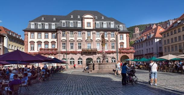Rathaus Heidelberg mit Marktplatz 