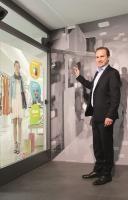 Albrecht Metter zeigt einen der gestengesteuerten Touchpoints von Ameria. (Foto: Ameria) Albrecht Metter zeigt einen der gestengesteuerten Touchpoints von Ameria.