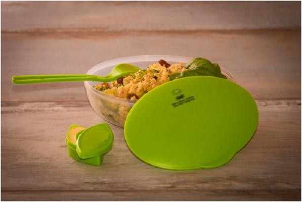 Weltretterdose (Foto: Marie Baum Schule) Eine wiederverwendbare grüne Dose, mit Löffel und Deckel, gefüllt mit Nudelsalat