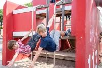 Hier werden Familien fündig: Unter www.heidelberg.de/ferienangebote bietet das neue Heidelberger Ferienportal viele zusätzliche Funktionen bei der Suche nach abwechslungsreichen Ferienangeboten für Kinder und Jugendliche in allen Schulferien. (Foto: Felix Baecker) Zwei Kinder spielen auf einem Klettergerüst.