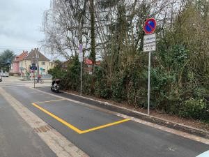 Eine der Ladezonen im Heidelberger Stadtgebiet. (Bild: Stadt Heidelberg) Ein Schild zeigt eine Ladezone an.