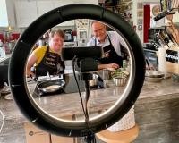 Das Koch-Event wurde live online übertragen (Foto: Stadt Heidelberg) OB Würzner hinter einer Selfie-Kamera.