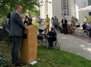 OB Würzner eröffnet den Nachbarschaftsgarten der Kapellengemeinde in der Altstadt (Foto: Stadt Heidelberg)