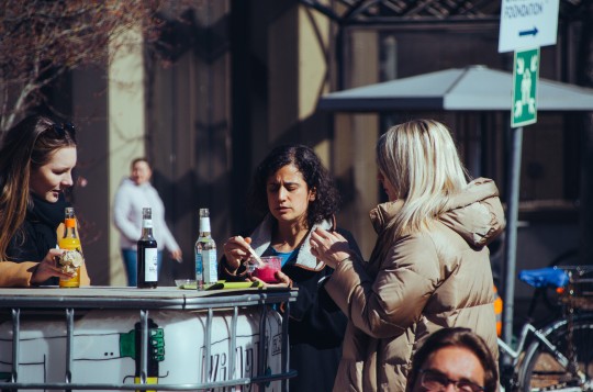 Essen und Austauschen beim FensterLunch Foto Dorothe Lenz