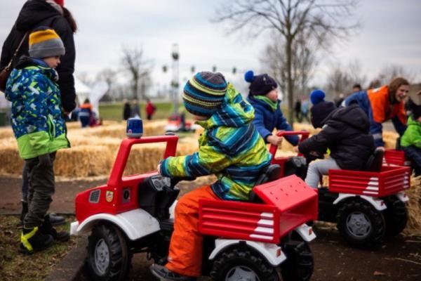 Kinder auf kleinen Feuerwehrautos beim Bürgerfest 2020 (Foto: Dittmer)