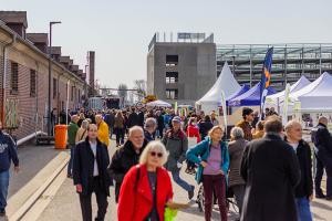 Eine große Gruppe Menschen auf dem Außengelände des snp dome beim Bürgerfest