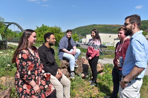 Eine Gruppe junger Leute in Heidelberg.