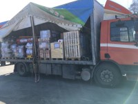 Das Feuerwehrgerät wurde zum Weitertransport umgeladen Das Feuerwehrgerät wurde zum Weitertransport umgeladen