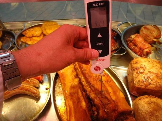 Prüfung der Temperatur von Fleisch in einem Heidelberger Restaurant. (Foto: Stadt Heidelberg)