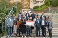 Mit 6.000 Euro unterstützt der Rotary Club Heidelberg-Neckar das Projekt „Lernpatenschaften“ des städtischen Kinder- und Jugendzentrums Emmertsgrund. Am 27. April übergaben die Rotarier die Spende an die Projektbeteiligten im Stadtteil Emmertsgrund.(Foto: Rothe)