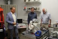 Einblicke in die Hightech-Entwicklung bei CEOS gaben die Unternehmensgründer (von rechts) Dr. Maximilian Haider und Dr. Joachim Zach dem Heidelberger Oberbürgermeister Prof. Dr. Eckart Würzner. (Foto: Stadt Heidelberg) Foto von drei Männern in einem Büro