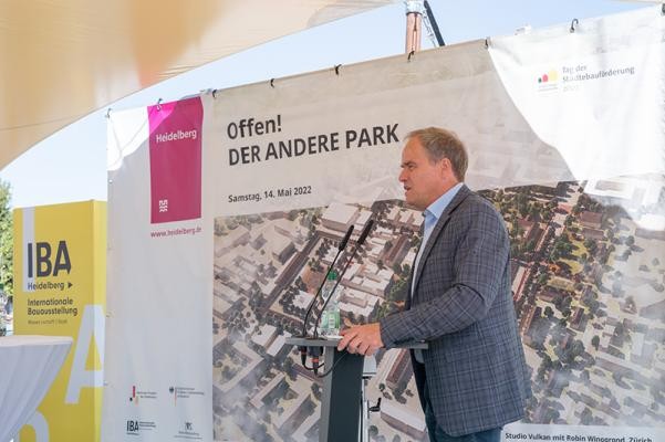 Foto von Oberbürgermeister Prof. Dr. Würzner bei einer Eröffnung