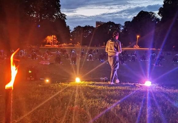 „Sport im Park“ im Fackelschein. (Foto: Stadt Mannheim) „Sport im Park“ im Fackelschein