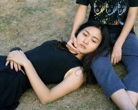 Im Rahmen des Queer Festivals ist ab 23. Mai im Rathaus das Projekt „Touch“ der prämierten niederländischen Fotografin Sarah Mei Herman zu sehen. (Foto: Herman) Frau liegend auf Schoß einer anderen Person