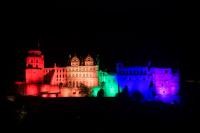 Heidelberger Schloss erleuchtet in Regenbogenfarben