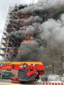 Brand der Fassade Flammen schlagen aus dem Gerüst heraus, die Fassade steht in Teilen des Gebäudes in Vollbrand