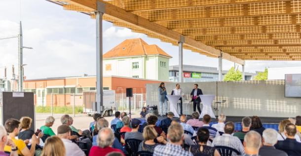 Bürgerveranstaltung grüne Fernwärme und Flusswärmepumpe unter PV-Dach (Foto: Dittmer) Bürgerveranstaltung grüne Fernwärme und Flusswärmepumpe unter PV-Dach