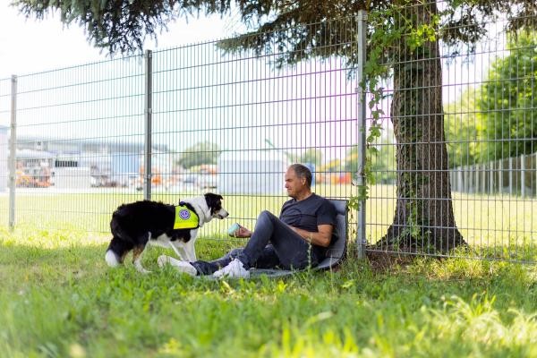 Suchhund mit OB Würzner bei einer gemeinsamen Bergungsübung.