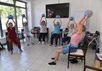 Aktiv bleiben für ein gesundes Alter: Bewegungsförderung ist einer der Schwerpunkte in den Heidelberger Seniorenzentren. (Foto: Dorn) Foto von Senioren beim Sport treiben