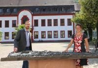 Patrick Schulz und Christina Reiß am taktilen Altstadtmodell (Foto: Stadt Heidelberg) Patrick Schulz und Christina Reiß am taktilen Altstadtmodell